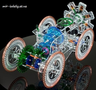 Механический автомобиль из пластика
